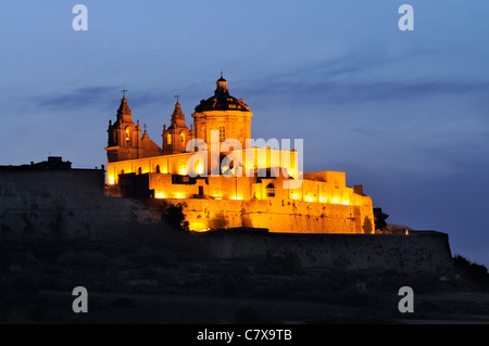 Photo de nuit de Mdina, également connu sous le nom de la ville, silencieux et l'ancienne capitale de Malte, Malte Banque D'Images