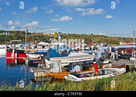 Voir d'Auchinstarry Marina près de Brewster sur le Forth & Clyde Canal avec des bateaux participant à 10 ans célébrations réouverture Banque D'Images