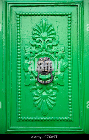 Tête de lion noir heurtoir de porte verte à La Valette, Malte. Banque D'Images