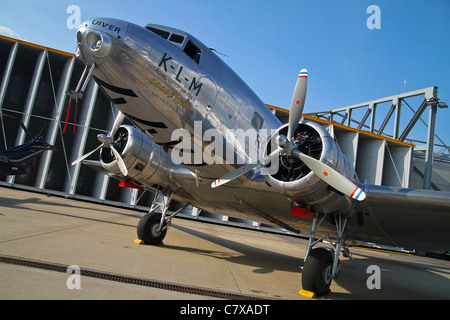 Vue d'avion Douglas DC-2 pendant 100 ans de Festival de l'aéroport de Hambourg, Allemagne. Banque D'Images