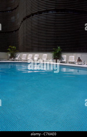 São Paulo Hilton hotel piscine au milieu de la ville concrète Copan building par l'architecte Oscar Niemeyer Banque D'Images