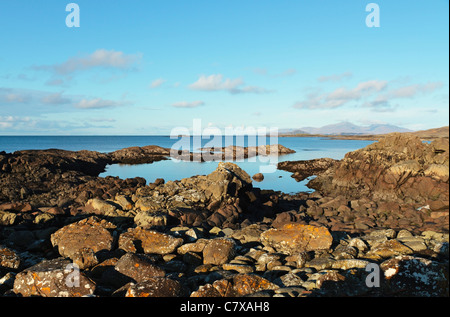 Baie de Sanna, vue typique de sur le Portuaik à Sanna Coastal Walk, vers Senna avec l'île de Rum à distance, Ardnamurchan, Écosse, Royaume-Uni Banque D'Images