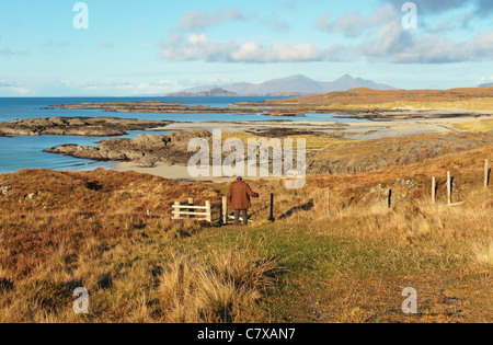 Baie de Sanna, vue typique de sur le Portuaik à Sanna Coastal Walk, vers Senna avec l'île de Muck et de Rum à distance, Ardnamurchan, Écosse, Royaume-Uni Banque D'Images