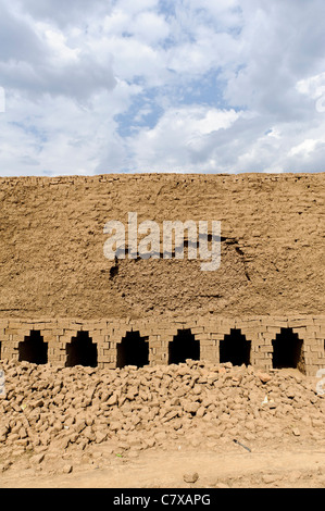 Cours de fabrication de briques, Wau, Bahr el Ghazal, dans le sud du Soudan. Banque D'Images