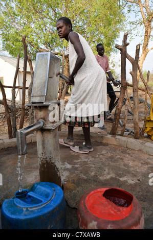 Une femme pompe l'eau d'un forage, Luonyaker, Bahr el Ghazal, dans le sud du Soudan. Banque D'Images