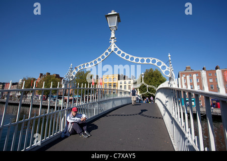 Ha Penny bridge à l'Ormond Quay Centre de Dublin en Irlande. Banque D'Images