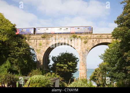 La gare de St Ives traversant le pont à Carbis Bay, Cornwall, England, UK Banque D'Images