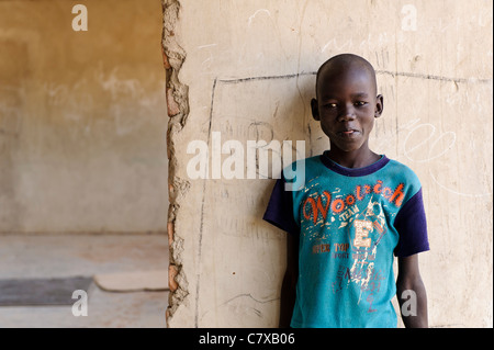 Garçon Dinka dans le village d'Luonyaker, Bahr el Ghazal, dans le sud du Soudan. Banque D'Images