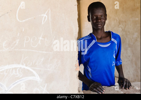 Garçon Dinka dans le village d'Luonyaker, Bahr el Ghazal, dans le sud du Soudan. Banque D'Images