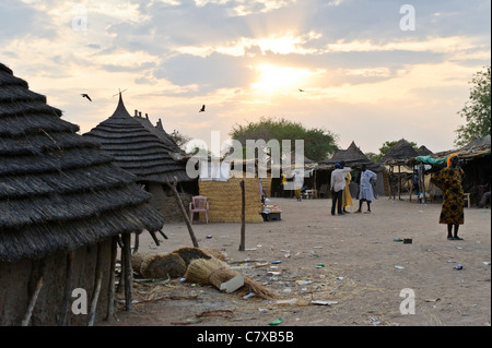 Le village de Luonyaker, Bahr el Ghazal, dans le sud du Soudan. Banque D'Images