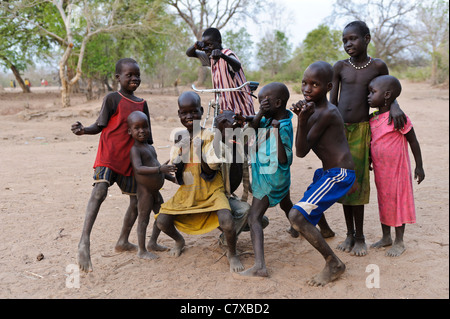 Un groupe d'enfants jouant dans le village d'Luonyaker, Bahr el Ghazal, dans le sud du Soudan. Banque D'Images