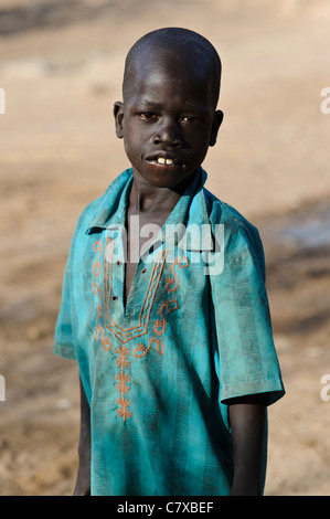 Garçon Dinka dans le village d'Luonyaker, Bahr el Ghazal, dans le sud du Soudan. Banque D'Images