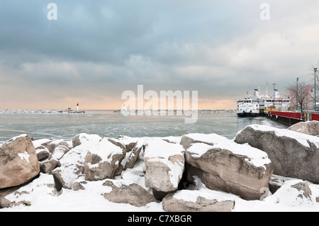 Point Pelee Ferry amarré sur le lac Érié gelé au parc Seacliff, Leamington, AU Canada Banque D'Images