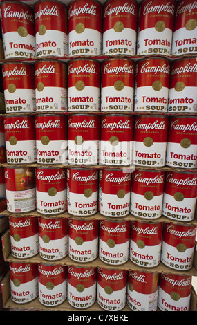 Boîtes de Campbell's Tomato Soup sont vus dans un supermarché de New York vendredi, 30 Septembre, 2011. (© Richard B. Levine) Banque D'Images