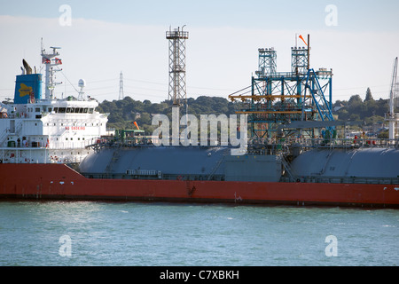 Méthanier à Esso raffinerie de Fawley England UK Southampton Solent Banque D'Images