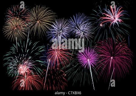 D'artifice de couleurs multiples éclatant sur un fond noir Banque D'Images