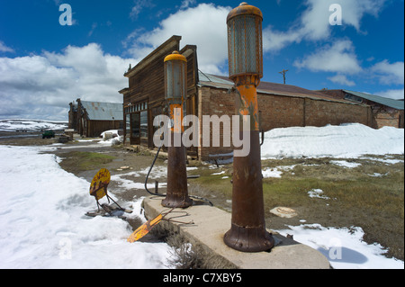 Pompes à essence dans l'avant du magasin et l'entrepôt, Boone Bodie, une ville fantôme, Californie, USA. Banque D'Images