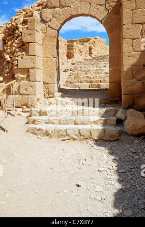 Escalier en pierre menant à l'ancienne forteresse Masada, Israël. Banque D'Images