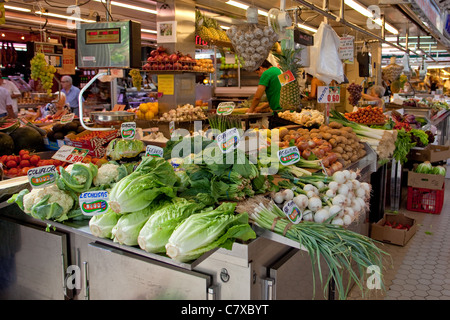 Les fruits et légumes frais pour la vente au Mercado Central (marché central) à Valence, Espagne Banque D'Images