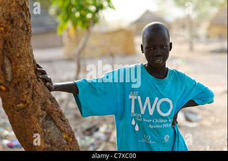 Garçon Dinka dans le village d'Luonyaker, Bahr el Ghazal, dans le sud du Soudan. Banque D'Images