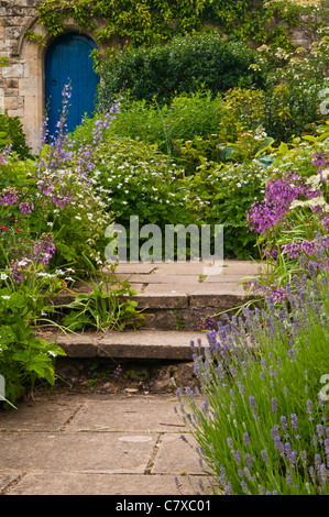 Couleurs d'été dans le jardin bleu blanc coulé et jardin porte à Kiftsgate Court près de Chipping Campden, Arles, France Banque D'Images