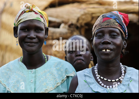 Les femmes dans le village de Luonyaker, Bahr el Ghazal, dans le sud du Soudan. Banque D'Images