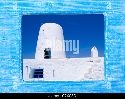 Bois bleu border frame avec Formentera moulin blanc Banque D'Images