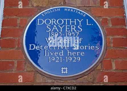 English Heritage blue plaque marquant un accueil histoire de détective de l'écrivain Dorothy Sayers, grand James Street, Londres, Angleterre Banque D'Images