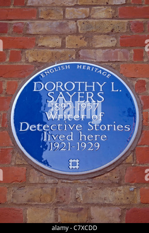 English Heritage blue plaque marquant un accueil histoire de détective de l'écrivain Dorothy Sayers, grand James Street, Londres, Angleterre Banque D'Images