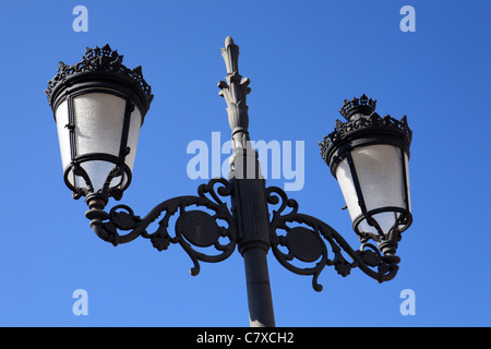 Une fonte décorative street light dans Benalmadena Pueblo, près de Malaga, Espagne Banque D'Images