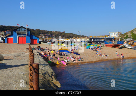 Des bains de soleil sur la plage d'Hastings en octobre soleil East Sussex England UK Banque D'Images