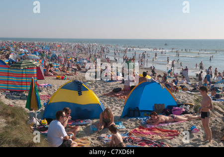 Sur la journée d'octobre le plus chaud jamais enregistré au Royaume-Uni. La plage bondée à West Wittering, West Sussex, UK. Le 1er octobre Banque D'Images