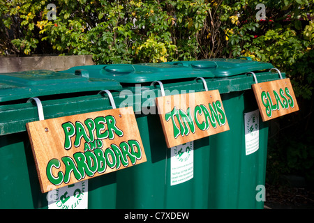 "Le papier et le carton, des boîtes de conserve, une bouteille en verre, bacs en plastique vert marqué Flip-Top Wheelie Les Poubelles pour le recyclage de déchets, Cumbria, Royaume-Uni Banque D'Images