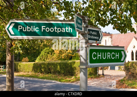 Sentier Public, bridleway et signes de l'église dans un village de Cambridgeshire, Royaume-Uni Banque D'Images