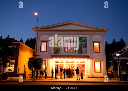 Canada, Ontario, Niagara-on-the-Lake, Shaw Festival, le théâtre Royal George allumé à la tombée de la nuit avec des gens qui attendent d'entrer Banque D'Images