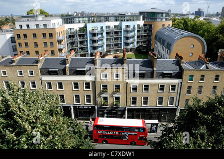 St John Street EC1 du dessus montrant des maisons mitoyennes de style Victorien avec des magasins ci-dessous avec des appartements modernes et derrière le bus rouge à l'avant Banque D'Images