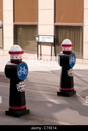 Creechurch Lane bollards en piste cyclable, London, England, UK Banque D'Images