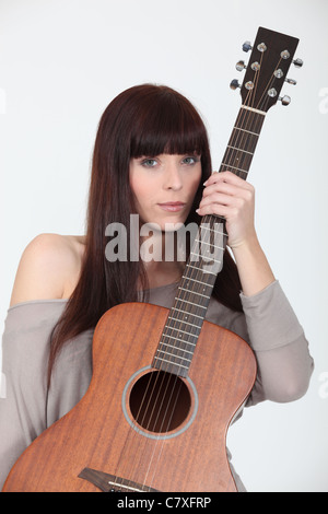 Belle Jeune femme tenant une guitare Banque D'Images