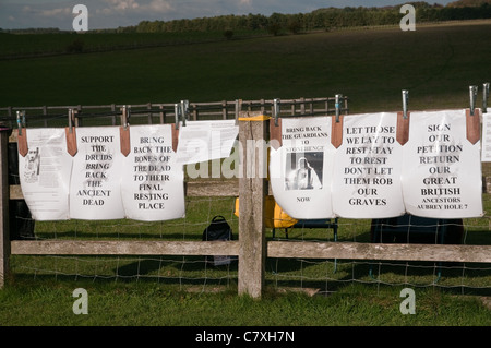 'Ramener les gardiens' posters à Stonehenge Banque D'Images
