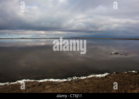 Survolez les nuages et se reflètent dans les étangs de sel restauré l'extrémité sud de la baie de San Francisco. Banque D'Images