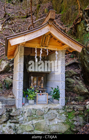 Hokora, ou petit sanctuaire Shinto japonais en bordure, dans les montagnes du Japon Banque D'Images