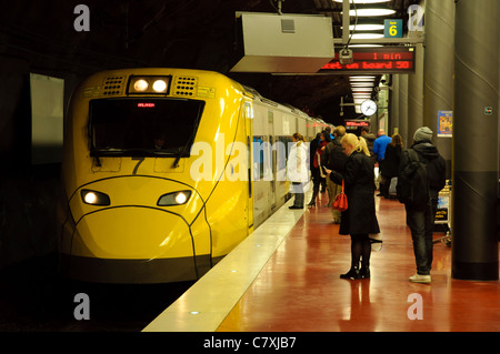 Train à grande vitesse dans le métro Gare de l'aéroport ; la grande vitesse ferroviaire ; transport public transport de voyageurs rapide ; Banque D'Images