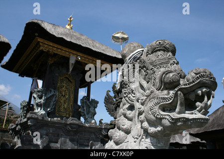 Statue de démon, la "Mère Besakih Temple' sur les pentes du Mont Agung, Bali Banque D'Images