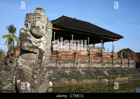 Kerta gosa, statue à côté de l'ancienne salle de Justice pour le roi de Klungkung, Bali Banque D'Images