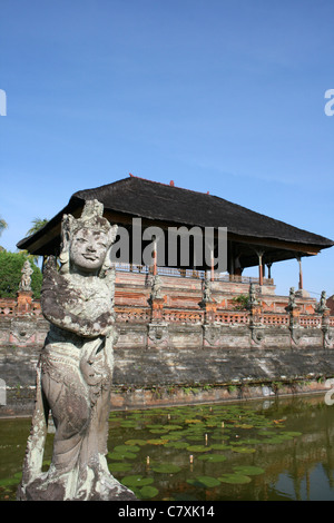 Kerta gosa, statue à côté de l'ancienne salle de Justice pour le roi de Klungkung, Bali Banque D'Images