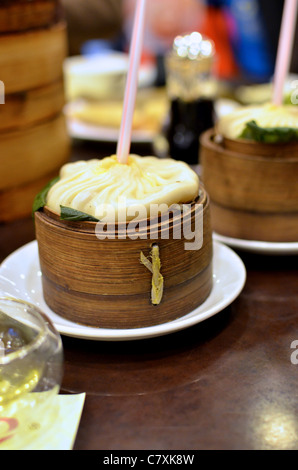 Boulettes soupe à la vapeur sont servis avec une paille dans le célèbre restaurant Nanxiang dans le jardin YuYuan complexe. Banque D'Images