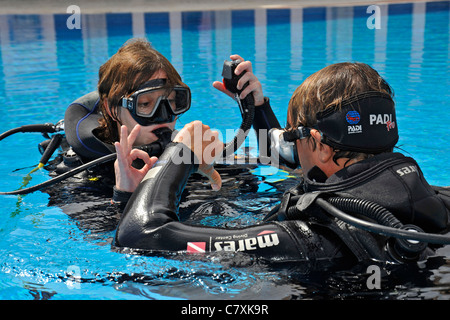 Leçon de plongée en piscine, l'île d'Elbe, Italie Banque D'Images