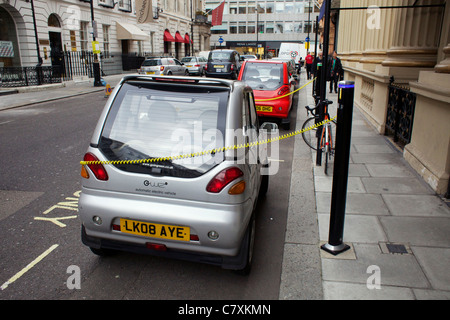 G-Wiz voitures électriques charger jusqu'à West End de Londres Banque D'Images