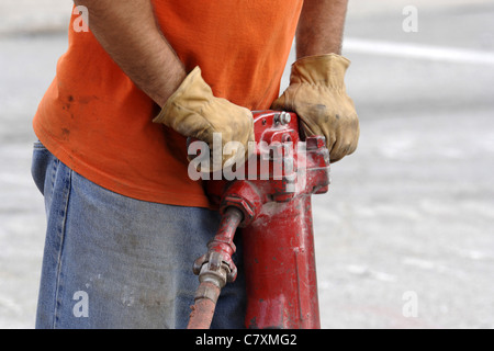 Close up of a hammer jack l'air comprimé utilisé par un travailleur masculin Banque D'Images