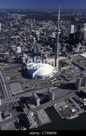 Le Canada, l'Ontario, Toronto : Vue aérienne de la ville et le SkyDome Banque D'Images